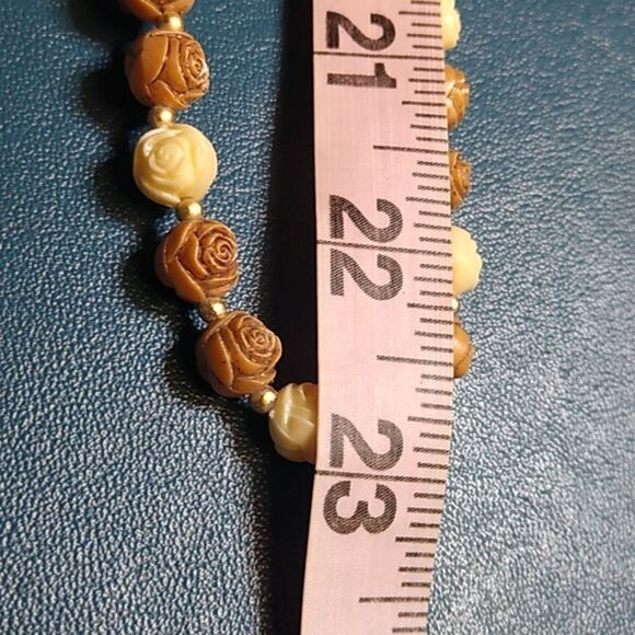 Vintage Lucite/Resin/Plastic carved Rose Beads Gold Tone Metal bead Cottagecore - Picture 4 of 5